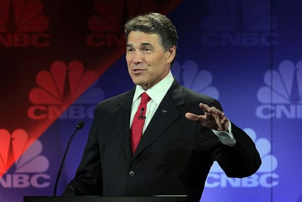 El problema fue que sólo pudo nombrar a dos y luego se le olvidó el nombre de la tercera agencia que eliminaría de convertirse en presidente. Perry buscó ayuda de los otros candidatos, pero ya era muy tarde: estaba frente a las cámaras y en debate nacional.