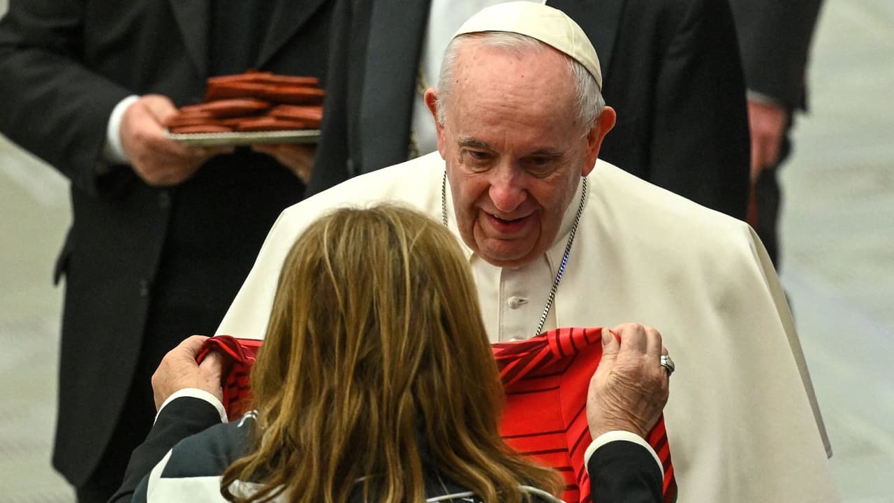 Cuando consintieron al Papa Francisco con playera de Cristiano Ronaldo