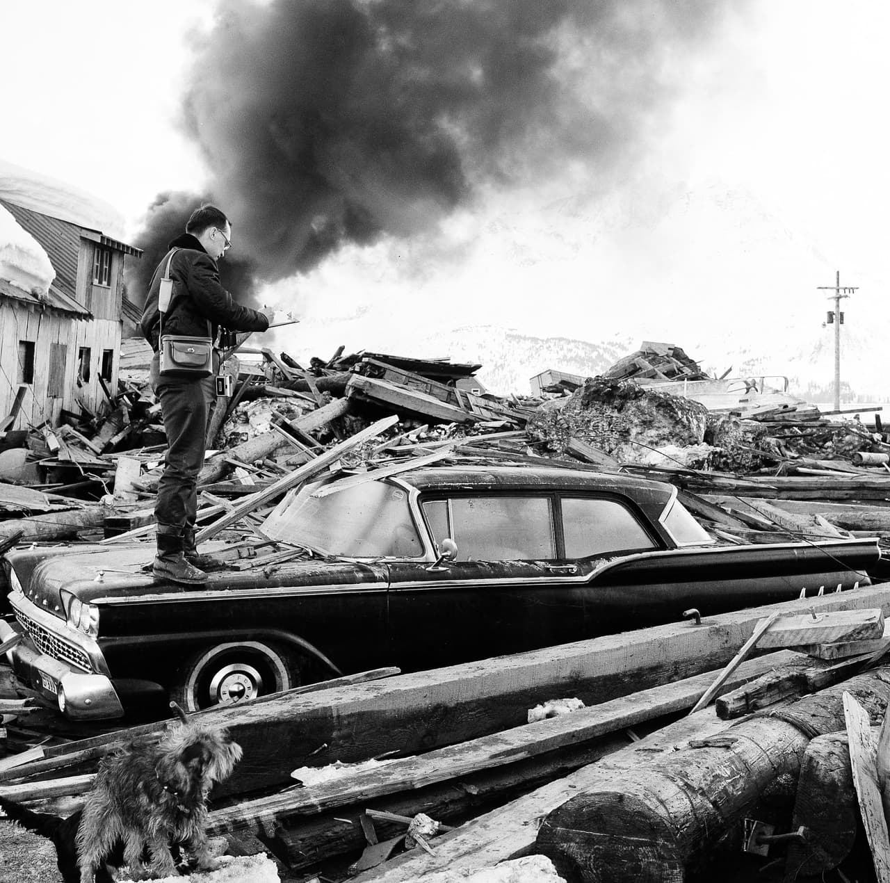 <b>Puesto 2. Gran terremoto de Alaska, magnitud 9.2. Sur de Alaska, marzo de 1964.</b> También conocido como el terremoto del Viernes Santo, su epicentro estuvo entre las ciudades de Anchorage y Valdez. El movimiento inicial y los posteriores deslizamientos de tierra bajo el agua causaron tsunamis que afectaron las ciudades costeras de Valdez, Whittier, Seward y Kodiak. La ciudad más grande de Alaska, Anchorage, sufrió numerosos deslizamientos de tierra que destruyeron vecindarios. Se estima que 139 personas murieron, la mayoría por tsunamis, incluidas 16 muertes en las costas de Oregon y California.