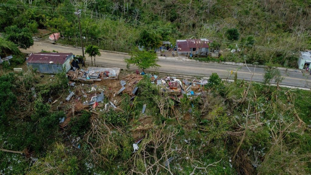Vista aérea de casas destruidas junto a la autopista que conecta Miches con El Seibo, en el noreste de República Dominicana.