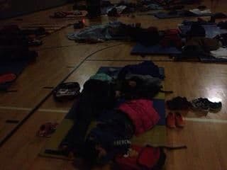 Moses Jadiel nos explica en esta fotografía cómo los niños tuvieron que dormir en las escuelas.