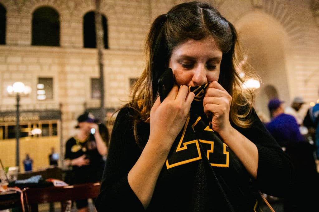 Sin importar las medidas sanitarias, fanáticos se reunieron para rendir tributo a su equipo tras 10 años de no ser campeón. Finalmente LeBron y compañía, consiguen un título más y se lo dedican a Kobe Bryant.