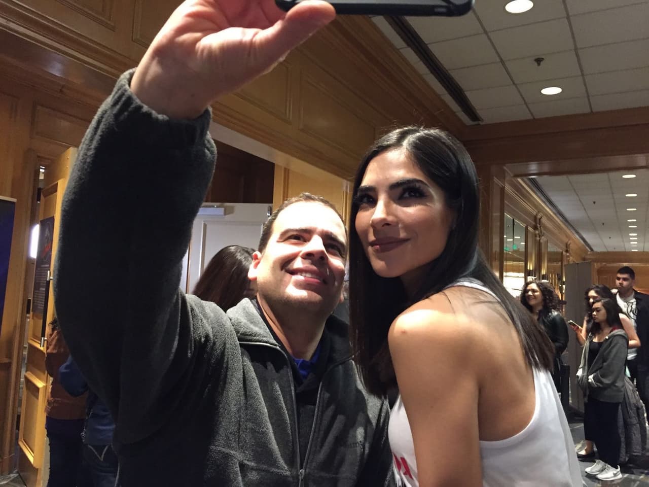 Si hay alguien que disfruta la búsqueda de nuevos talentos es nuestra bella conductora, quien aprovecha cada ciudad de audiciones para compartir con el público, dar consejos, tomarse fotos e invitar a todos a ser parte de la segunda temporada del show.