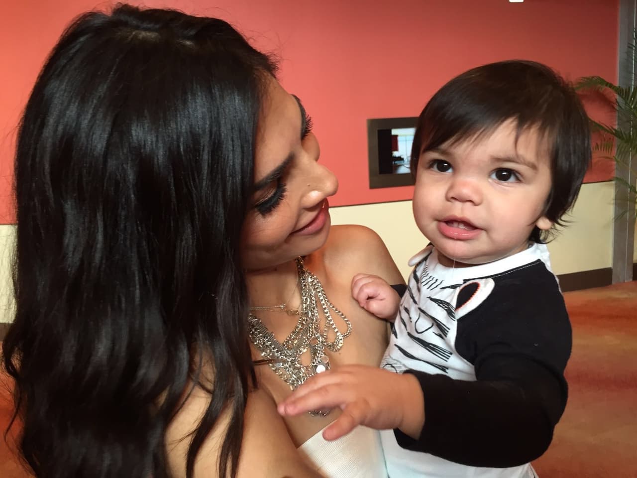 Si hay alguien que disfruta la búsqueda de nuevos talentos es nuestra bella conductora, quien aprovecha cada ciudad de audiciones para compartir con el público, dar consejos, tomarse fotos e invitar a todos a ser parte de la segunda temporada del show.