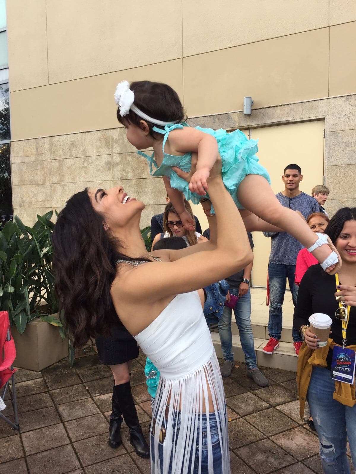 Si hay alguien que disfruta la búsqueda de nuevos talentos es nuestra bella conductora, quien aprovecha cada ciudad de audiciones para compartir con el público, dar consejos, tomarse fotos e invitar a todos a ser parte de la segunda temporada del show.