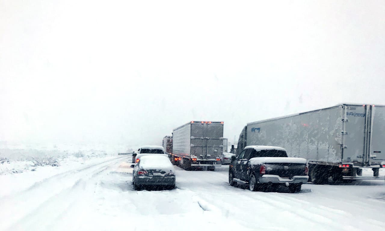La poderosa tormenta invernal durante la Navidad provocó un diluvio y nieve en el sur de California, desencadenando advertencias de tornados y deteniendo los viajes por carretera en las principales rutas de la región.