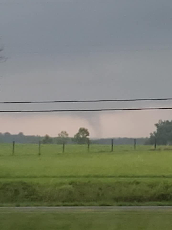 Una línea de 
<a href="https://www.univision.com/local/philadelphia-wuvp/advertencia-tornado-para-partes-de-pensilvania-nueva-jersey">clima severo generó múltiples advertencias de tornados</a> en toda la región de Filadelfia este jueves por la noche. El tornado fue captado en Perkasie en el condado de Bucks, Pensilvania.