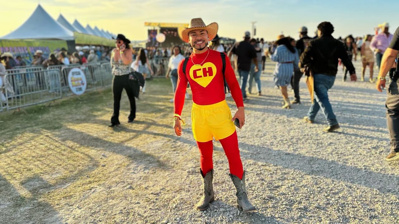 El festival, que 
<b>hace referencia a la historia musical de México</b>, atrae a 
<b>personas y personajes que se reúnen un día para bailar, cantar y disfrutar</b>. Así lo demuestra este joven, al mejor estilo del famoso Chapulín Colorado.