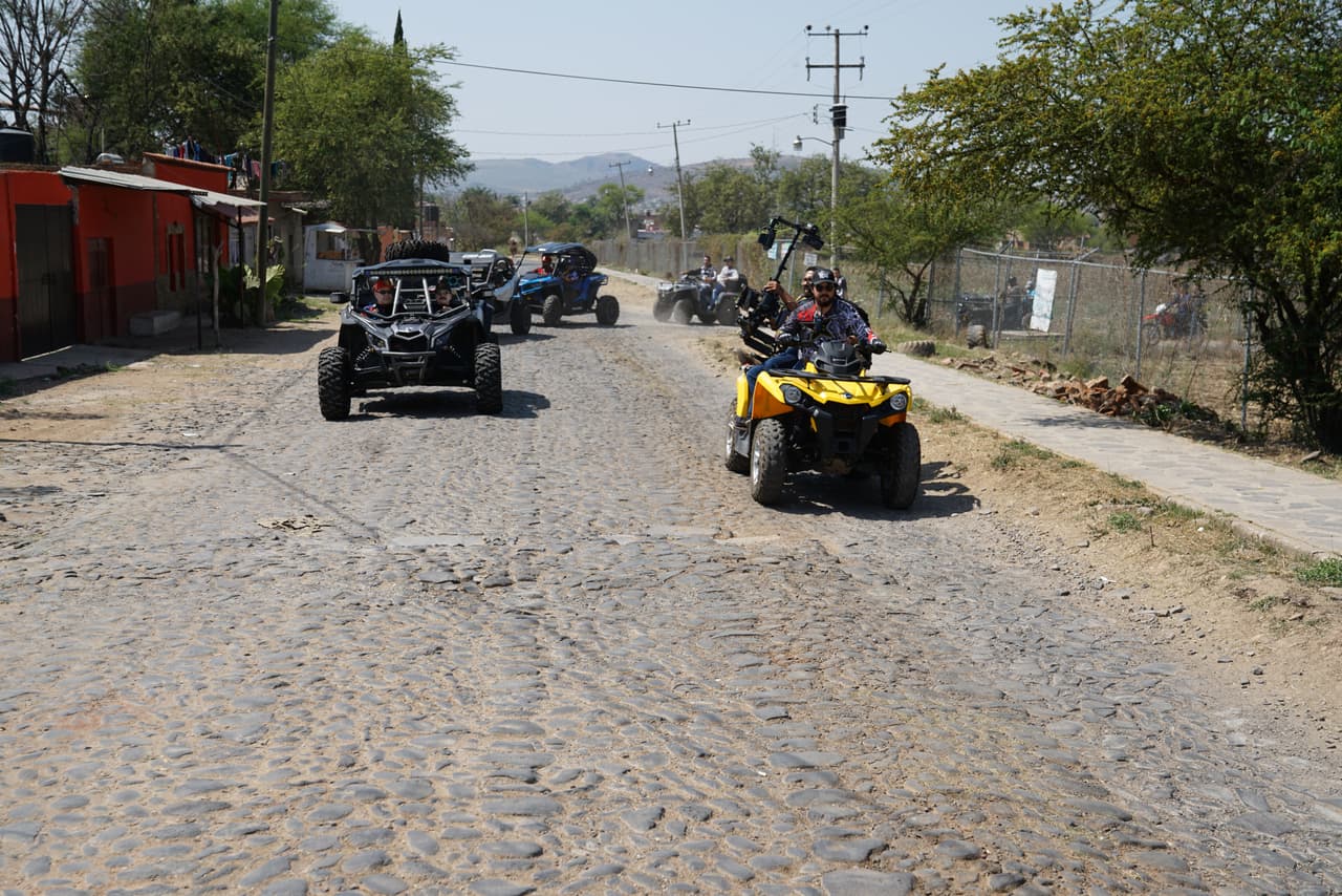 Los Tucanes de Tijuana se lanzaron a la aventura recorriendo calles, cerros, parajes y valles del poblado de Juanacatlán, Jalisco, ubicado al occidente de la República Mexicana y a 50 minutos de la capital, Guadalajara.