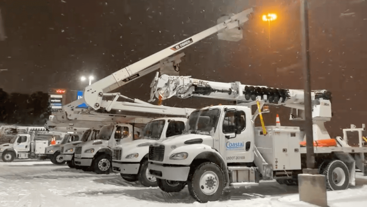 Algunas personas murieron por hipotermia, accidentes en carretera debido al hielo en las vías y otras por monóxido de carbono.