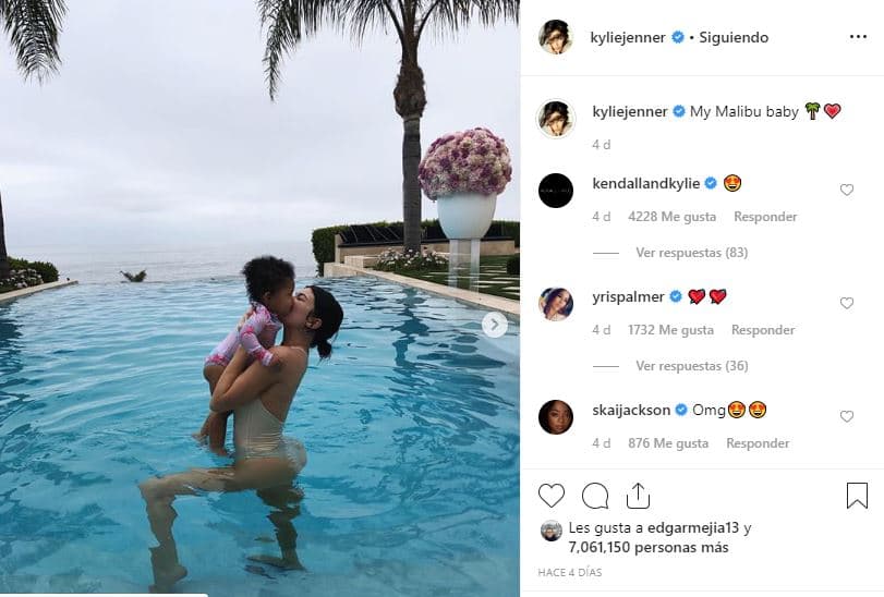 Apenas la semana pasada, Kylie publicó una serie de fotos con Stormi, sosteniéndola en la piscina, con el título "
<b><a href="https://www.instagram.com/p/ByD9xDhH_-e/">Mi bebé Malibu</a></b>".