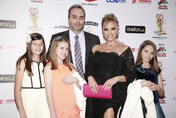 Daniela Castro y Gustavo Díaz Ordaz se sienten tan bendecidos por la hermosa familia que han formado, ¡que no dudaron en presumirla durante la alfombra!