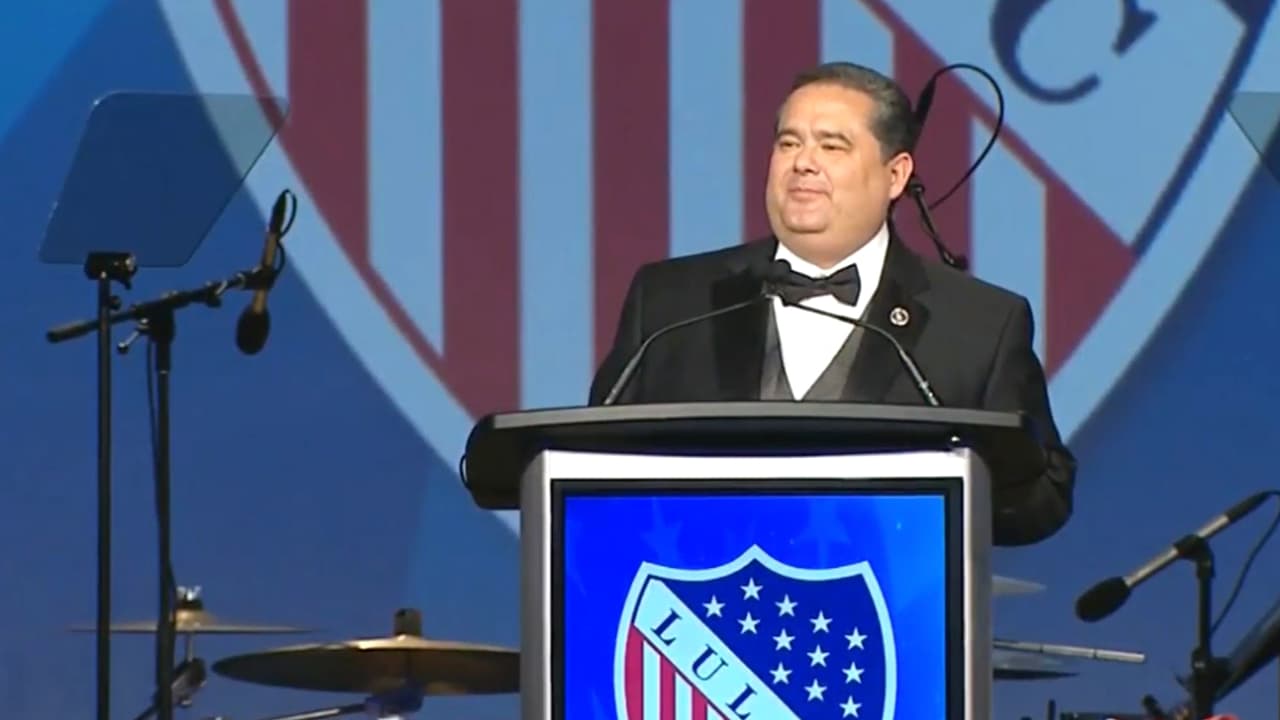 El líder del grupo latino LULAC respaldó la propuesta migratoria de Trump y sus colegas se indignaron