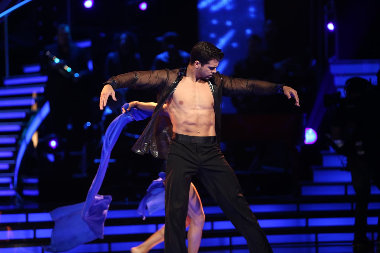 Para la novela gala, el actor tuvo la oportunidad de lucirse nuevamente con un adagio.