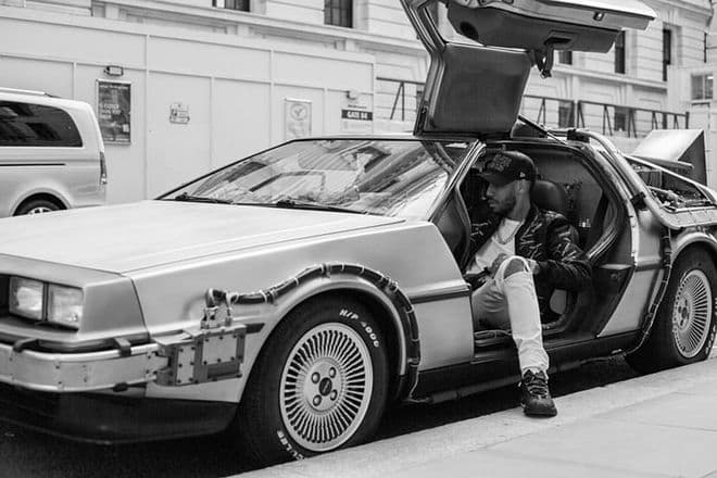 Pierre-Emerick Aubameyang disfruta del lujo de la vida y en esto ha gastado su dinero: innumerables autos exóticos, relojes muy costosos y una mansión multimillonaria.