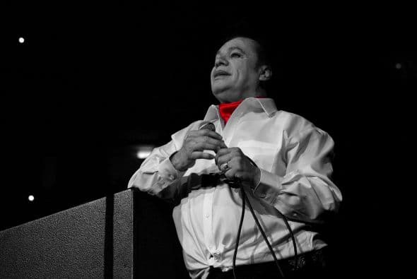 Veterano locutor de Dallas publica entrevista con Juan Gabriel cuatro décadas después