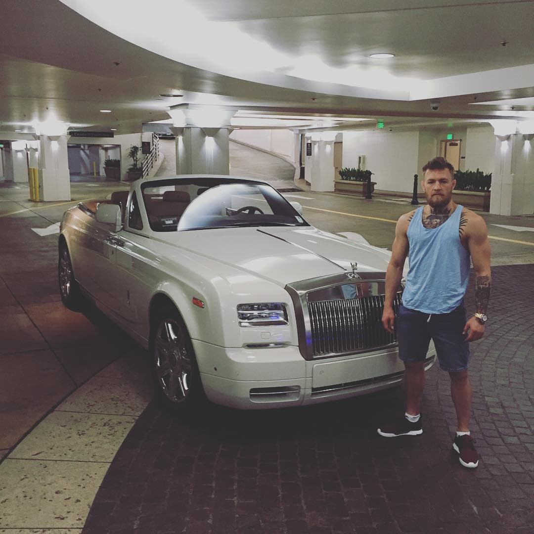 Conor McGregor tiene también un Rolls Royce Phantom Drophead Coupe, un auto valuado en más de 500.000 dólares, lanzado originalmente en el 2007. Este modelo está basado en el sedan Phantom del 2003. Esta es la octava generación desde su aparición en 1925.
