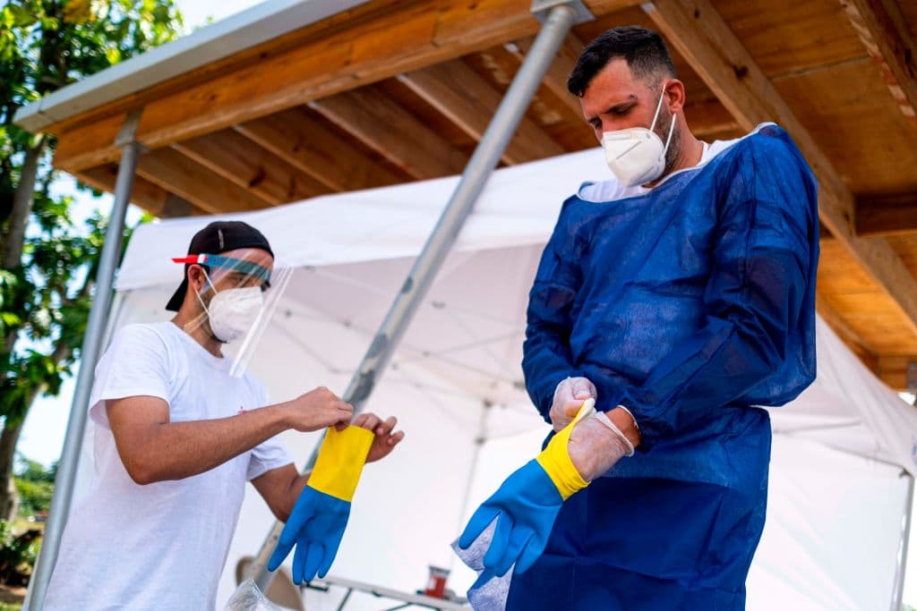 En esta región se encuentran
<b>5 de los 10 países más afectados por la pandemia en el mundo</b>:
<b>Brasil</b>, en el segundo lugar (2.96 millones de casos),
<b>México,</b> en el sexto (469,407),
<b>Perú</b> en el séptimo (463,875),
<b>Chile</b> en el octavo (368,825) y
<b>Colombia </b>en el noveno puesto (367,204).