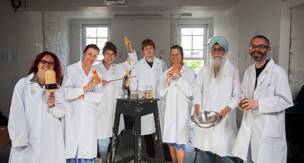 ¿Algún día pensaste qué podías tocar un instrumento con una verdura? Ahora es posible gracias a los miembros de la “Orquesta Verde” en Plymouth, Devon que se encuentra al sudoeste de Inglaterra.