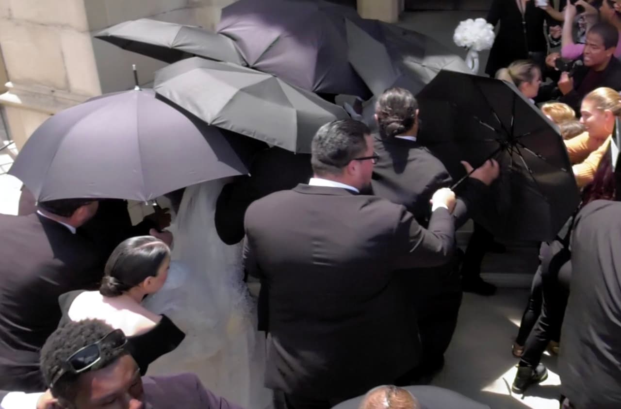 El caso más reciente ha sido el de 
<a href="https://www.univision.com/famosos/foto-a-foto-la-increible-estrategia-de-los-paraguas-para-ocultar-a-chiquis-rivera-vestida-de-novia-fotos" target="_blank">Chiquis Rivera y Lorenzo Méndez</a>, quienes contrajeron nupcias el pasado 29 de junio en la iglesia Presbiteriana Westminister de Pasadena, California.