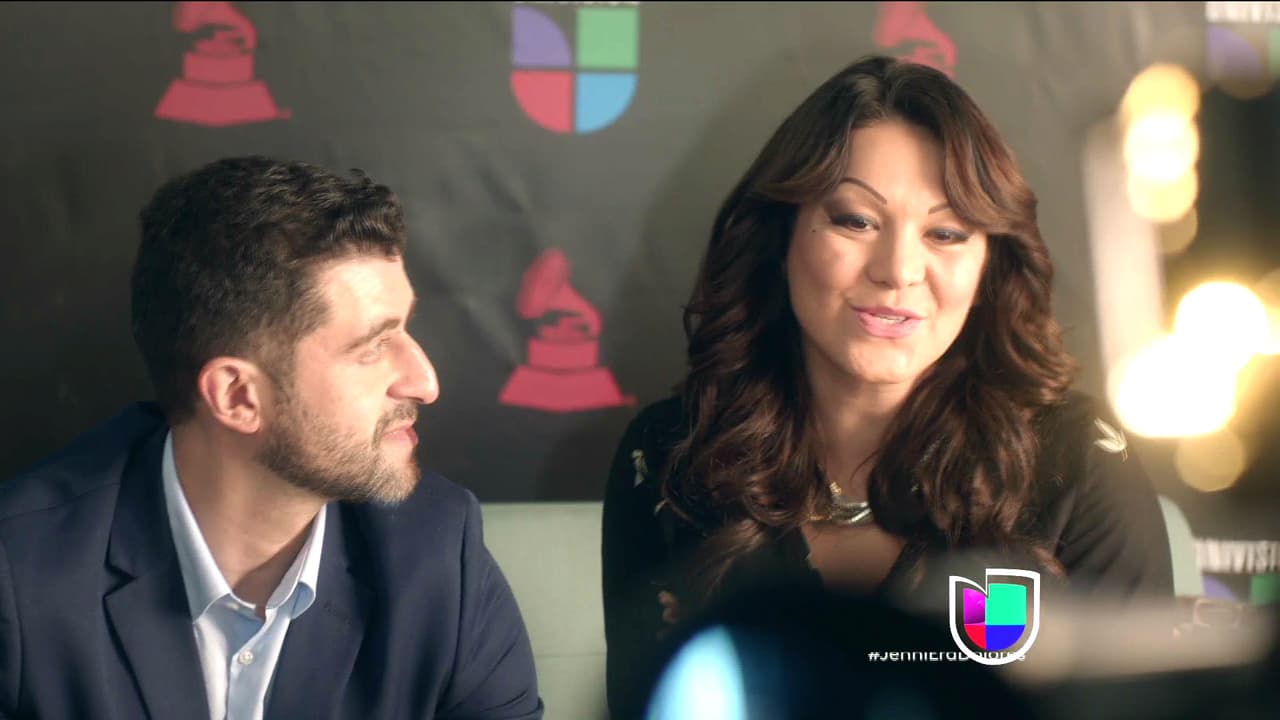 Jenni está feliz porque está nominada a los Grammys y gracias a su trabajo pudo comprar la casa de sus sueños.
