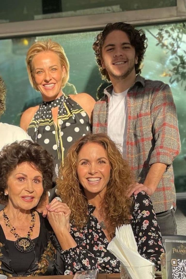 José Manuel, de 20 años, y 'Lucerito', de 17, han participado en algunas presentaciones con sus famosos padres.
<br>