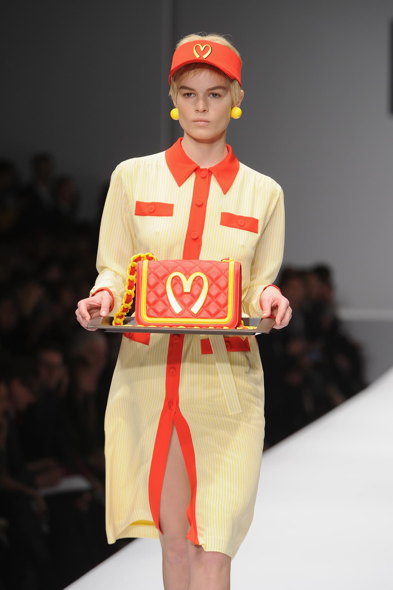 <b>Un McMenú doble con patatas, por favor</b>
<br>Este diseño amarillo y rojo con el emblemático logo de la cadena de hamburguesas lo presentó Jeremy Scott para la firma italiana 
<a href="http://www.univision.com/estilo-de-vida/moda/estos-vestidos-son-de-verdad-o-son-de-papel-fotos?cmpid=444222">Moschino</a> como análisis de la influencia de las marcas en la cultura popular. Ahora ya no suena tan ridículo el traje, ¿no? Igualmente, muchas aún dudarían si salir con un conjunto tan parecido al look del payaso Ronald McDonald.
