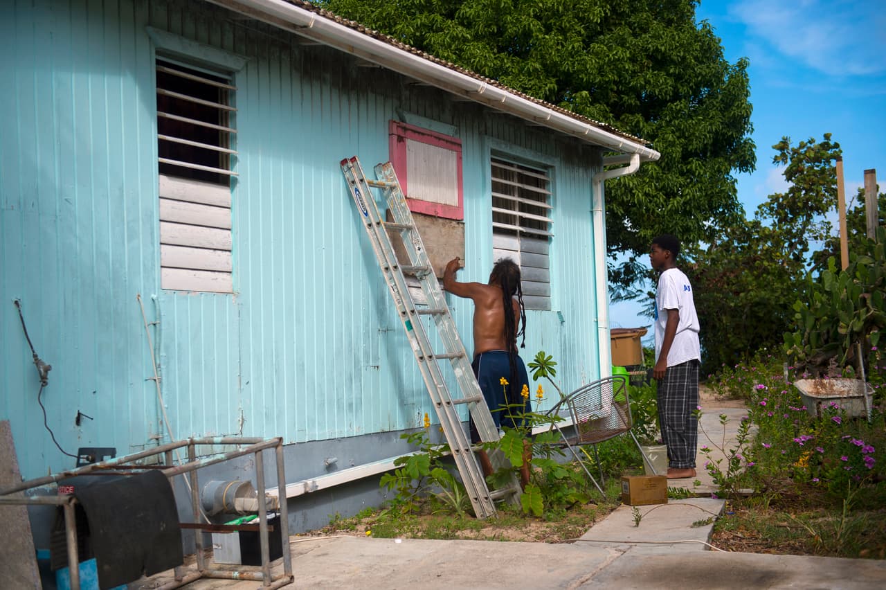 Residentes de la isla francesa Saint-Martin protegen sus hogares. El centro del huracán llegará al norte de las Islas este del Caribe esta noche.
