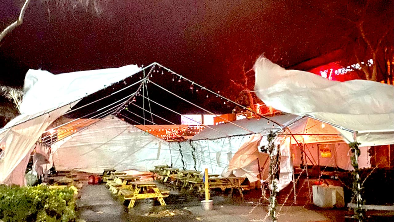 En Stockton, los cobertizos que cubren algunos comedores exteriores de la ciudad salieron
<b>literalmente 'volando' a raíz de la fuerza del viento.</b>