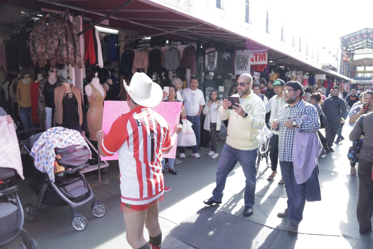 Muchos oyentes acompañaron al 
<b>Feito</b> mientras caminaba por los callejones.