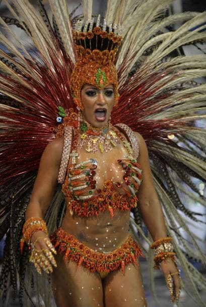 Durante más de seis horas bailarines, comparsas, grupos folclóricos y los temibles 'diablos cojuelos' desfilaron por una abarrotada avenida George Washington.