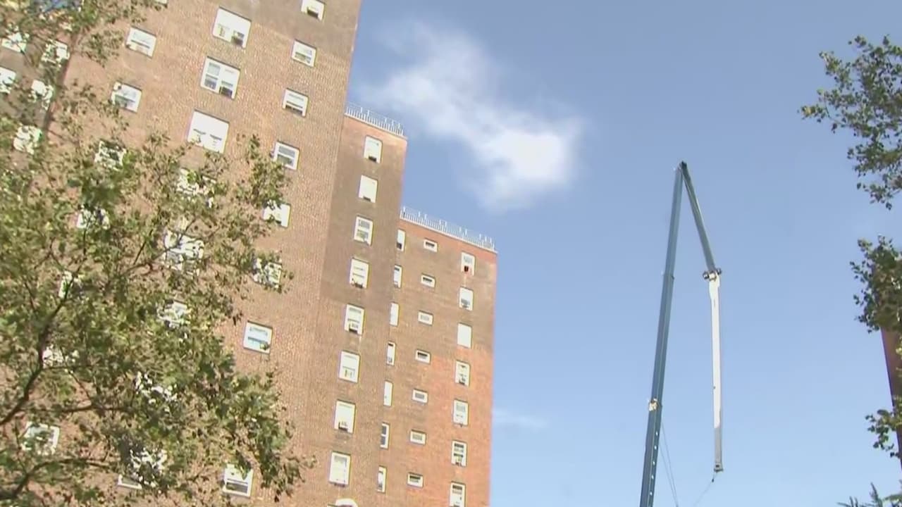 FDR Drive cerrado en ambas direcciones cerca de la zona donde una grúa se rompió e impactó a un edificio