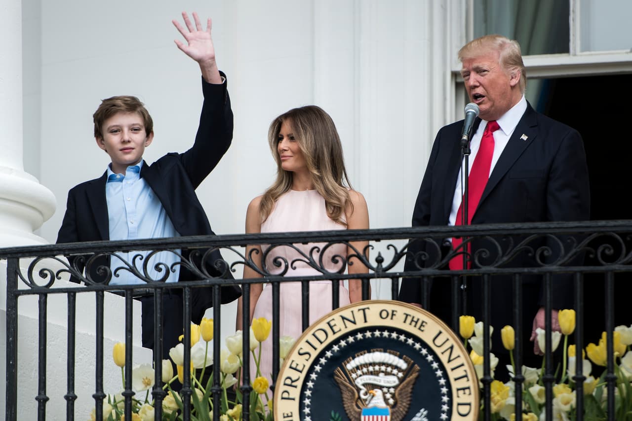Desde que tomó posesión del cargo, Donald Trump vivió solo en la Casa Blanca durante la semana y viajaba el fin de semana a Nueva York o a
<b><a href="http://www.univision.com/noticias/politica/trump-vuelve-a-mar-a-lago-por-pascua-esta-tomando-mas-vacaciones-que-obama" target="_blank">su residencia de descanso Mar-a-Lago, en Florida</a></b>. La imagen es de una visita de Barron Trump y su madre a la residencia presidencial en abril, cuando vinieron especialmente a atender a los invitados a la celebración de pascua.