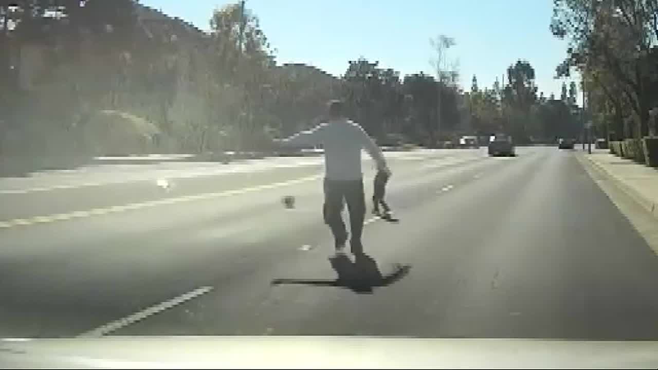 Video: El angustiante momento en que un policía retirado salva a un niño de ser atropellado