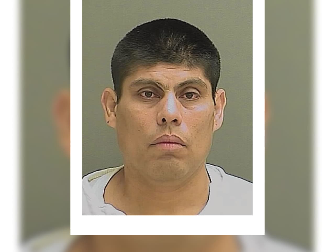 Manuel Muniz es un hispano que nació el 29 de septiembre de 1970. Está siendo buscado por agresión sexual agravada de un niño. La última vez que fue visto estaba en Morgan. La recompensa para cualquier persona que conduzca a su arresto es de hasta 3,000 dólares.