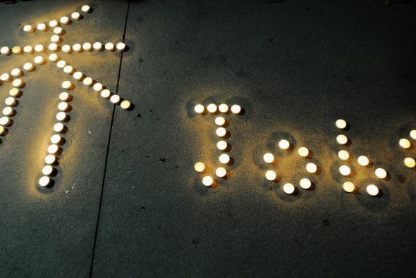 Miles de fanáticos en todo el mundo hicieron de las tiendas Apple un santuario para recordar el legado que dejó el visionario Steve Jobs.