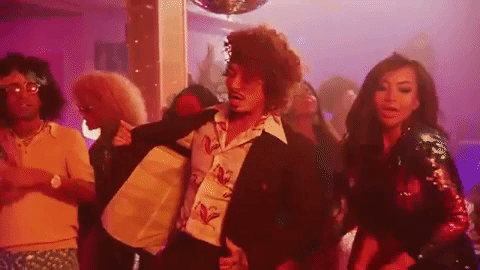 En tan sólo 24 horas, este video comenzó a ser la locura por su ritmo, pero lo que más ha resultado divertido es la ambientacióny caracterización de los cantantes.