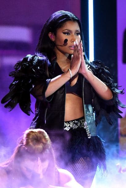 Nicki Minaj apareció seductora y atrevisa sobre el escenario.