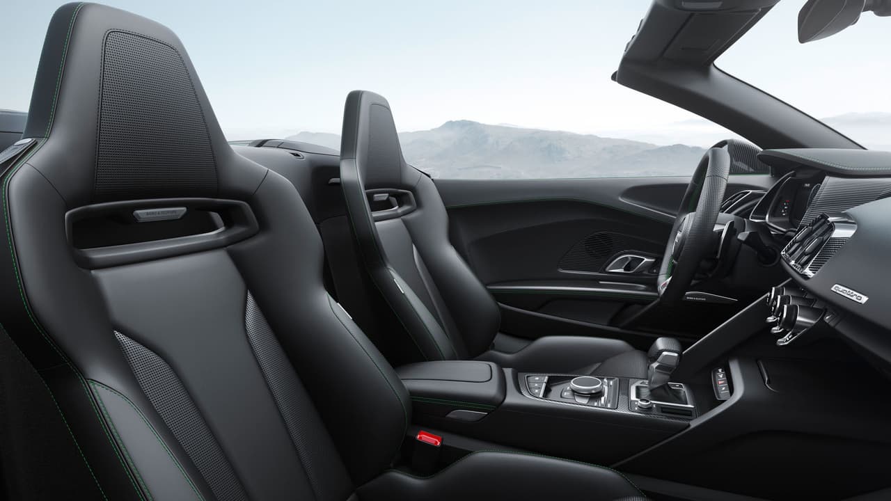 Este vehículo es más liviano que la versión regular gracias a sus asientos livianos, frenos carbono/cerámicos (15” al frente, 14” atrás) y ruedas de aleación más livianas.