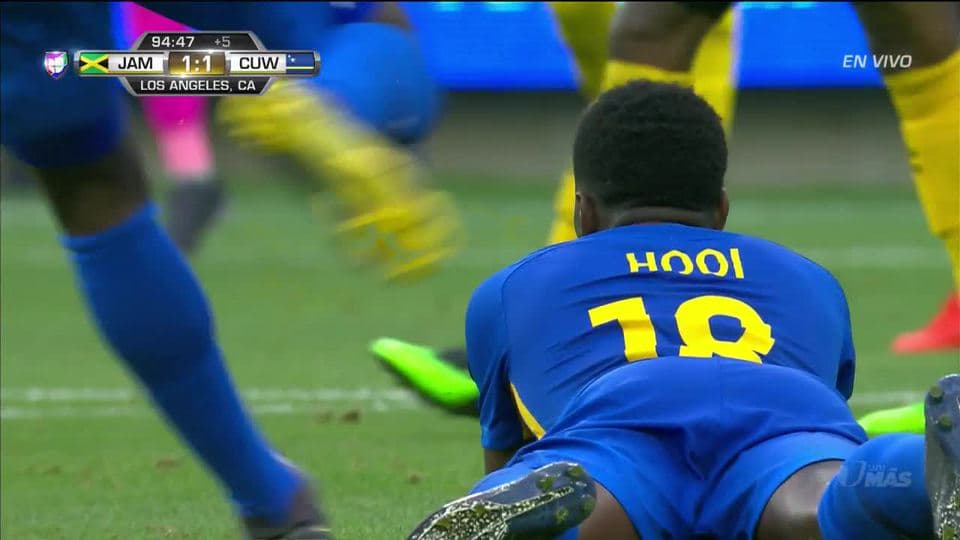 Tiro desviado de Elson Hooi