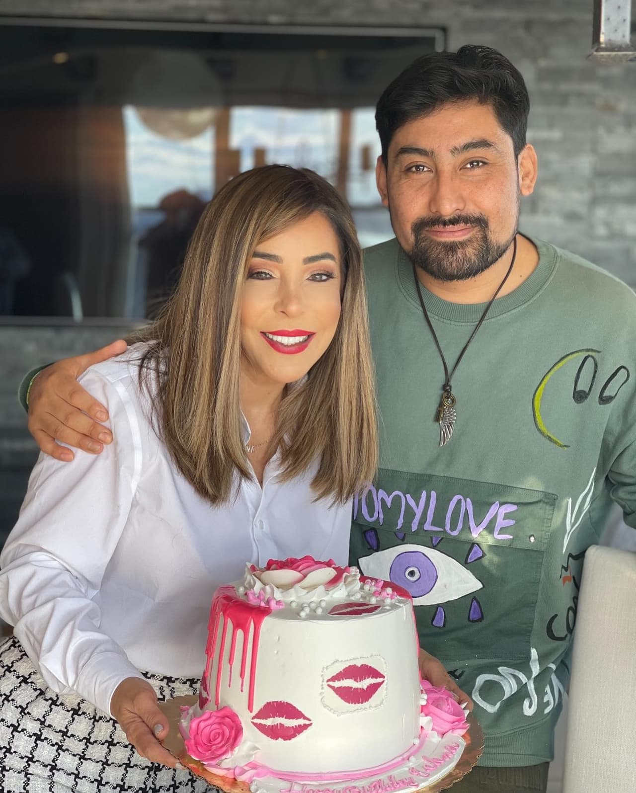 "Gracias a todos por sus bellos mensajes de cumpleaños. Se les quiere, y mil gracias @yeisoncortestv por siempre celebrar conmigo este día. Mi rubellicito te adoro @tepetl57", escribió la también empresaria.