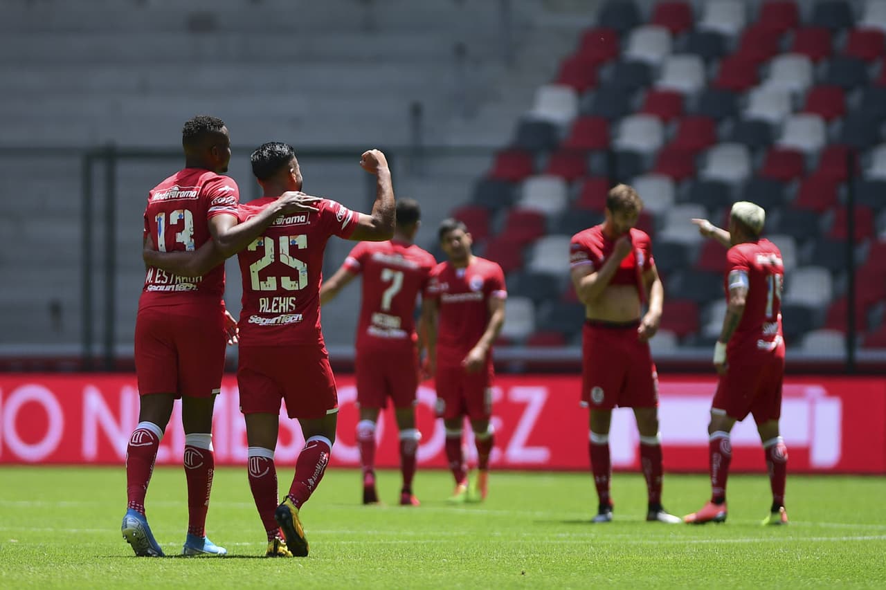 Toluca agarra mal parada a la defensa del San Luis y Alexis Canelo no perdona y Toluca vuelve a tomar la ventaja.