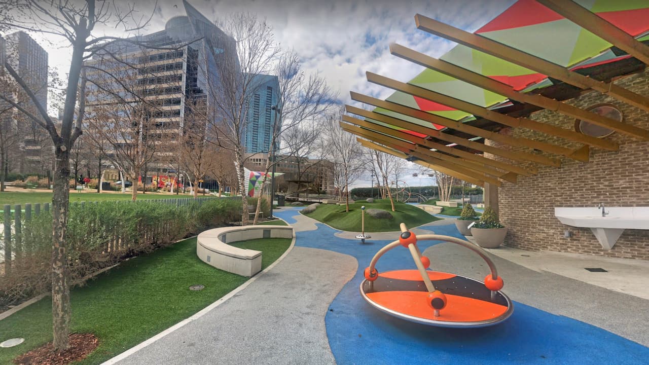 Ofrece múltiples actividades para niños y familias, así como para el entretenimiento de mascotas; sesiones de ejercicios, de danza, yoga y entretenimiento para niños, presentaciones musicales y hasta fílmicas.
<br>