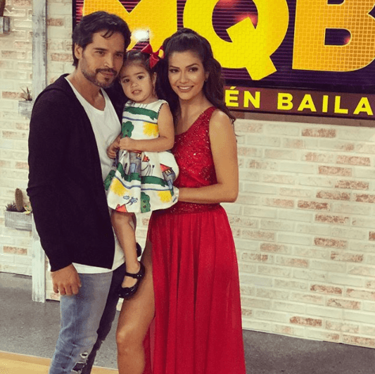 Sus fans #1 llegaron a apoyarla, su esposo Luis y Giulietta no podían faltar en esta gran noche.