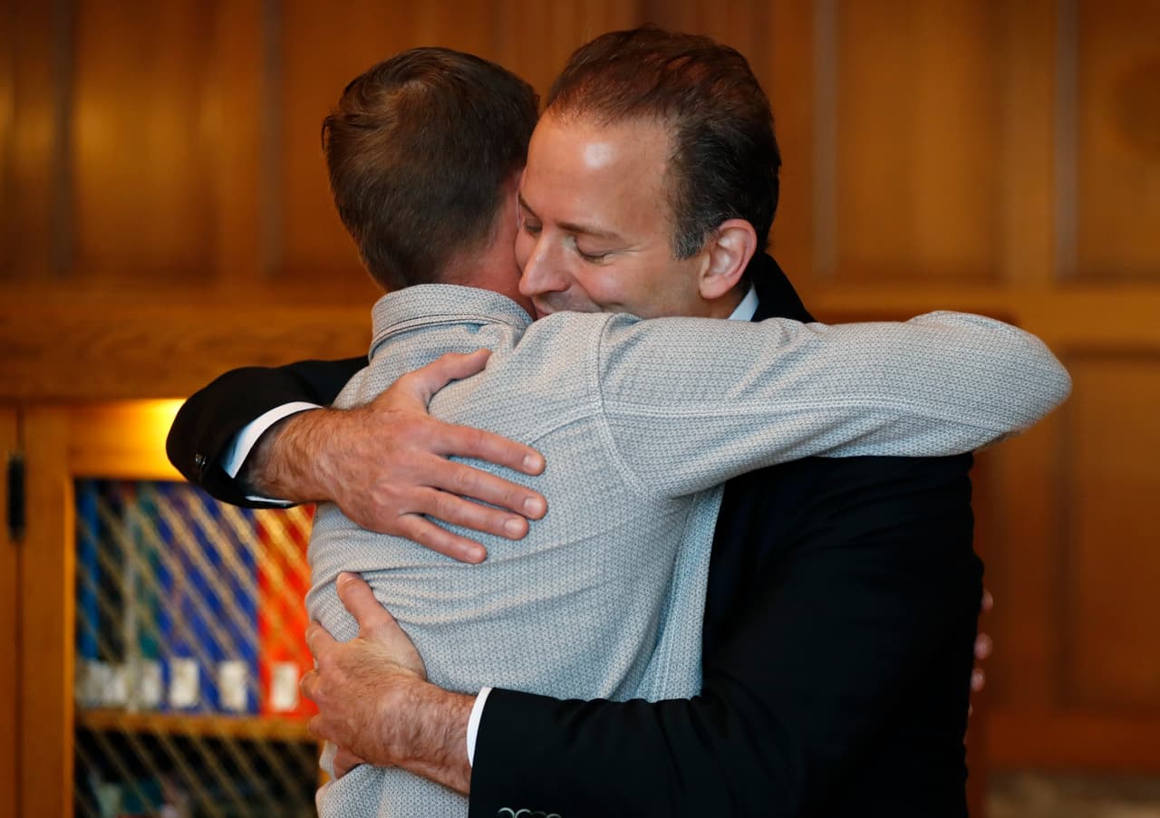 En la foto, Sandness se abraza con el cirujano que hizo posible su operación, Damir Mardini. Mardini y el equipo médico que atendió a Sandness están encantados con los progresos de su paciente y amigo, de cómo se esfuerza por hablar con los extraños de los que alguna vez se ocultaba. “Resultó que Andy no es tan introvertido como pensábamos”, expresó Mardini. “Disfruta lo que está viviendo, de las cosas que no tuvo por diez años de su vida”.
