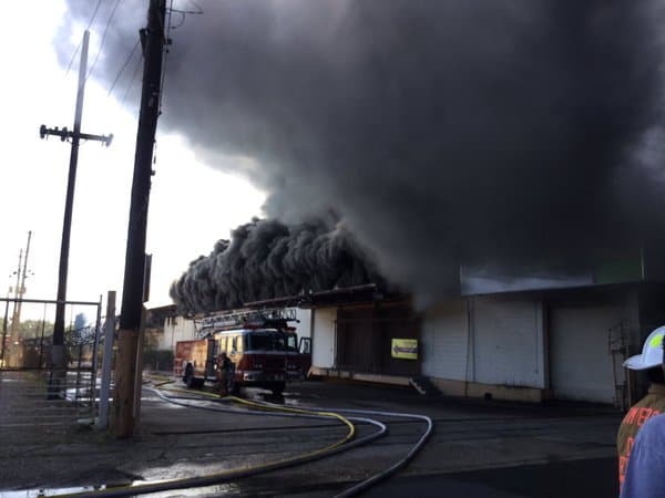 Bomberos controlan incendio en almacén de Carolina