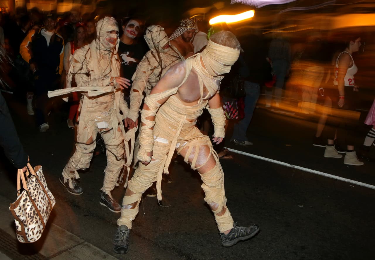 Hombres disfrazados de momias en Halloween