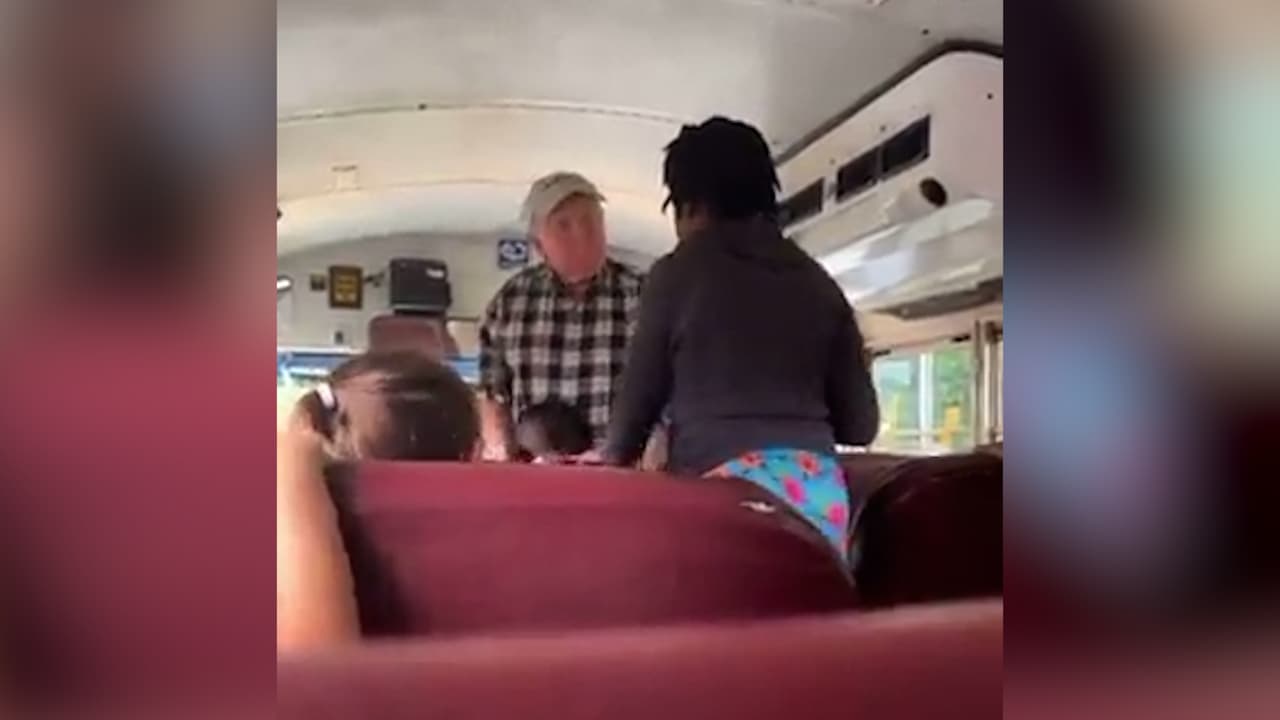 Conductor de un autobús escolar en Georgia es despedido tras ser grabado empujando a estudiantes