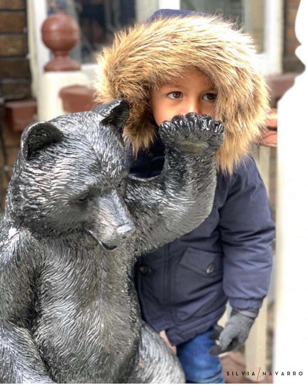 A través de sus redes sociales, Silvia ha dado cuenta de cómo su hijo la acompaña a los sets de grabación.