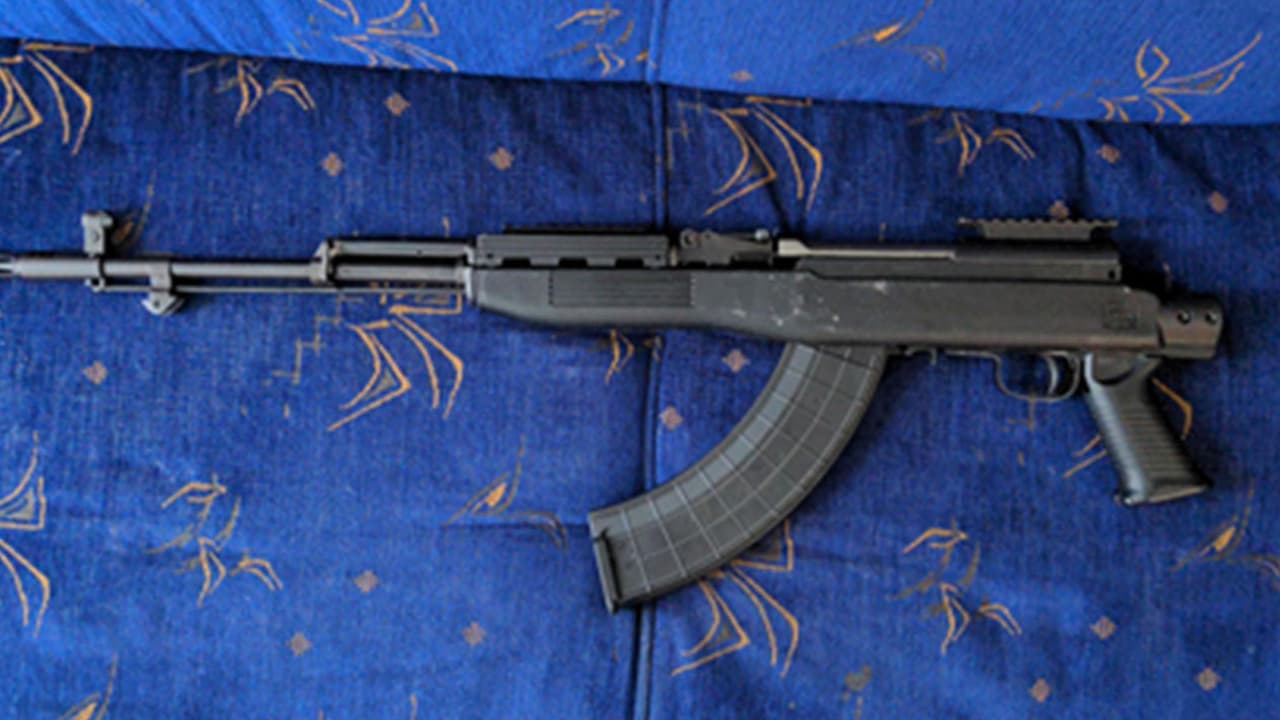 En casa de Agustín Arias fue decomisado un rifle de asalto.